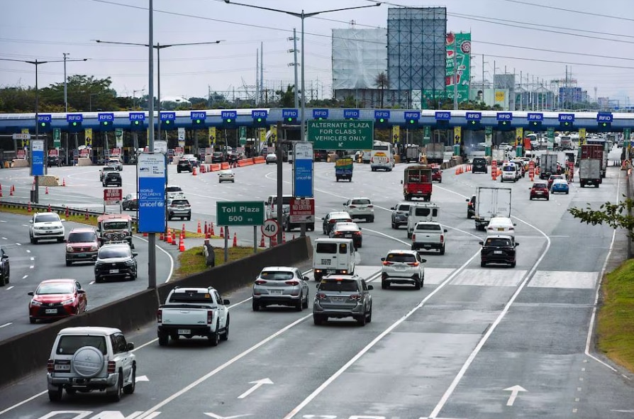 Light to moderate volume of vehicles is seen at the North Luzon Expressway (NLEX) Bocaue Toll Plaza in Bulacan on January 2, 2024. Maria Tan, ABS-CBN News